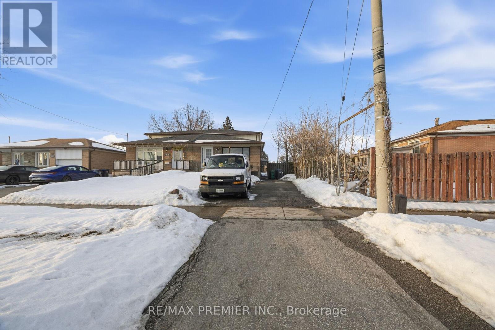 3783 Morning Star Drive, Mississauga, Ontario  L4T 1Y6 - Photo 4 - W12798352