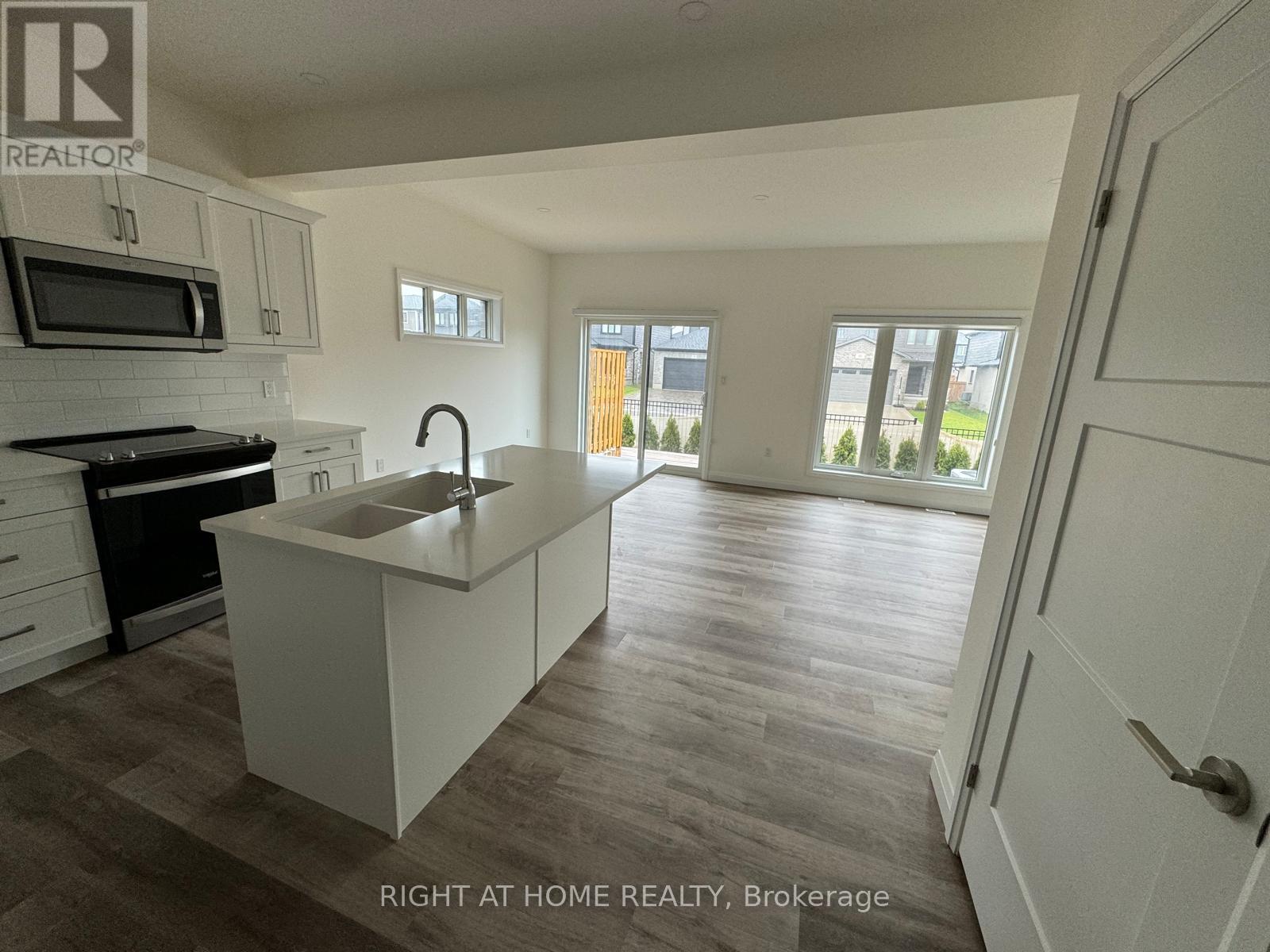 36 - 17 Nicholson Street, Lucan Biddulph, Ontario  N0M 2J0 - Photo 2 - X12798210