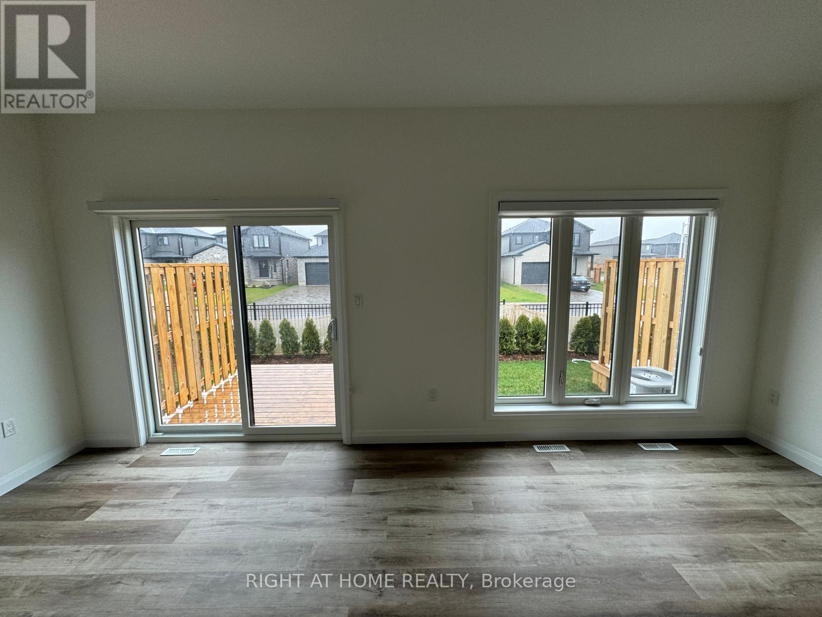 36 - 17 Nicholson Street, Lucan Biddulph, Ontario  N0M 2J0 - Photo 3 - X12798210