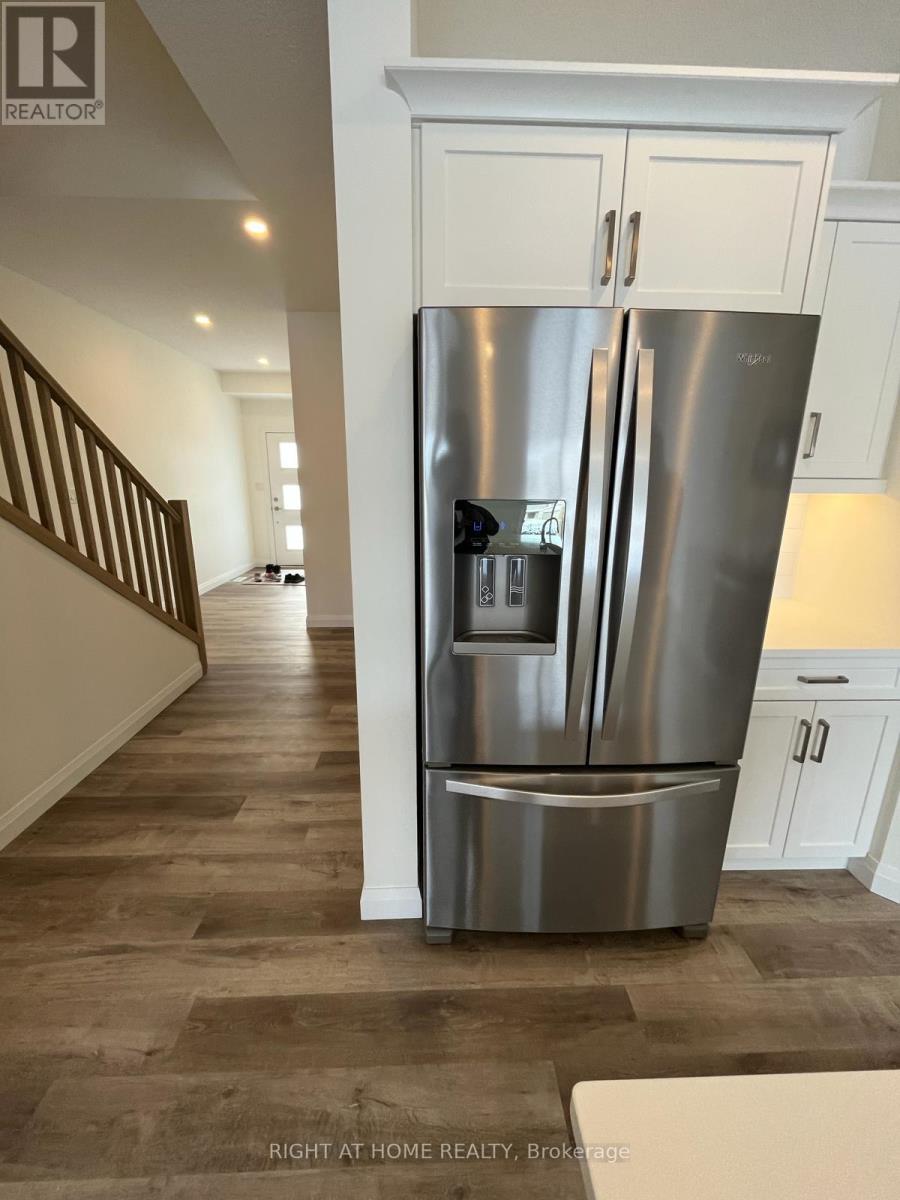 36 - 17 Nicholson Street, Lucan Biddulph, Ontario  N0M 2J0 - Photo 4 - X12798210