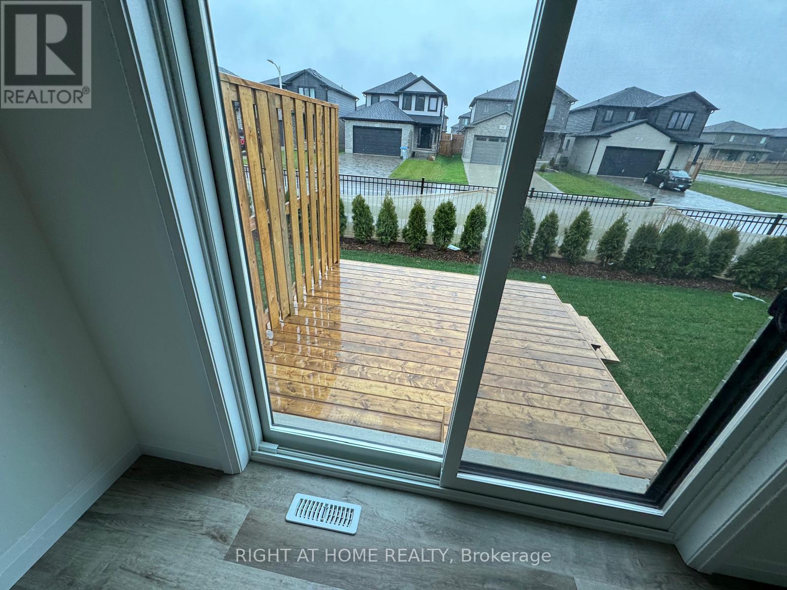 36 - 17 Nicholson Street, Lucan Biddulph, Ontario  N0M 2J0 - Photo 6 - X12798210