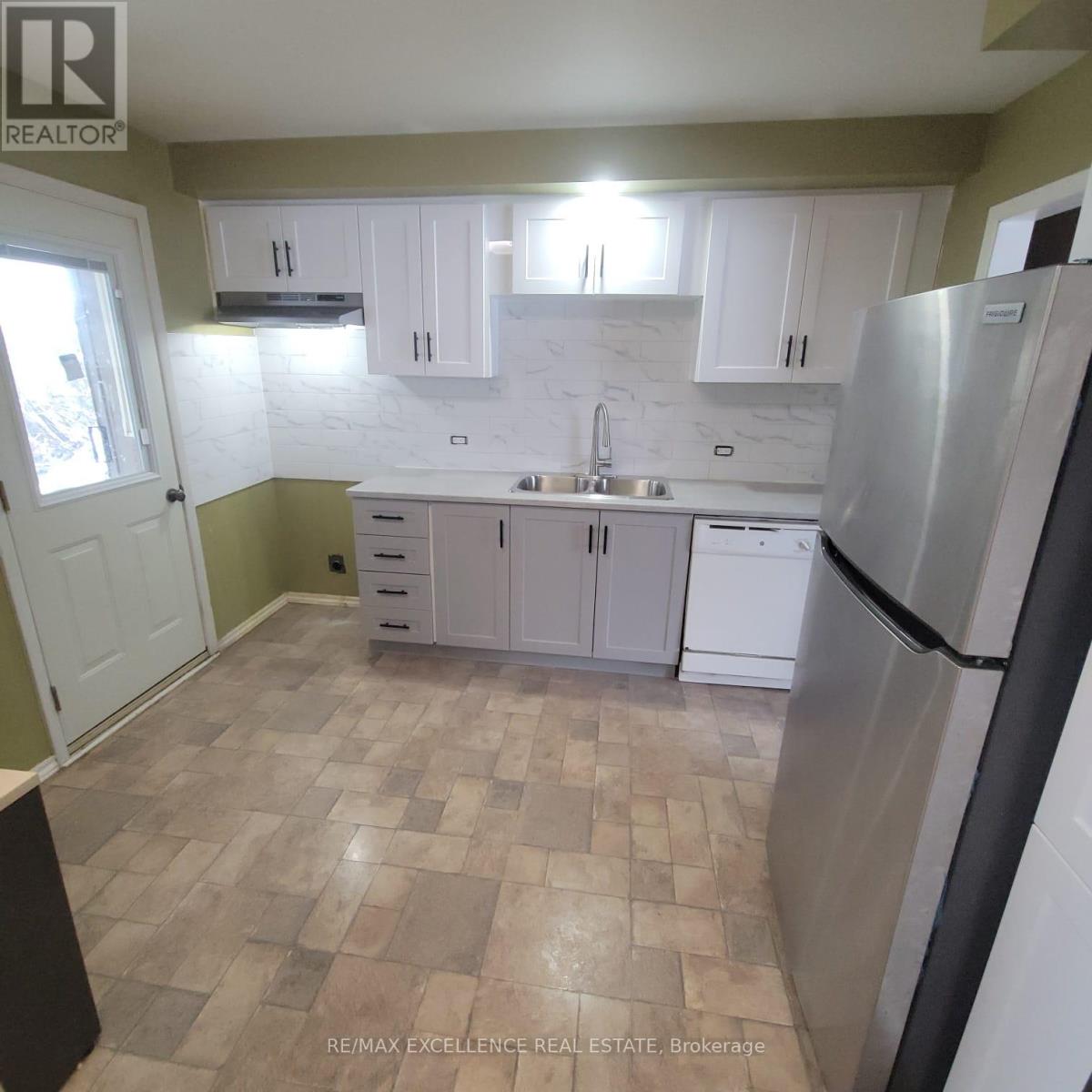 7 Dunnett Boulevard, Belleville (Belleville Ward), Ontario  K8P 4M4 - Photo 2 - X12798226