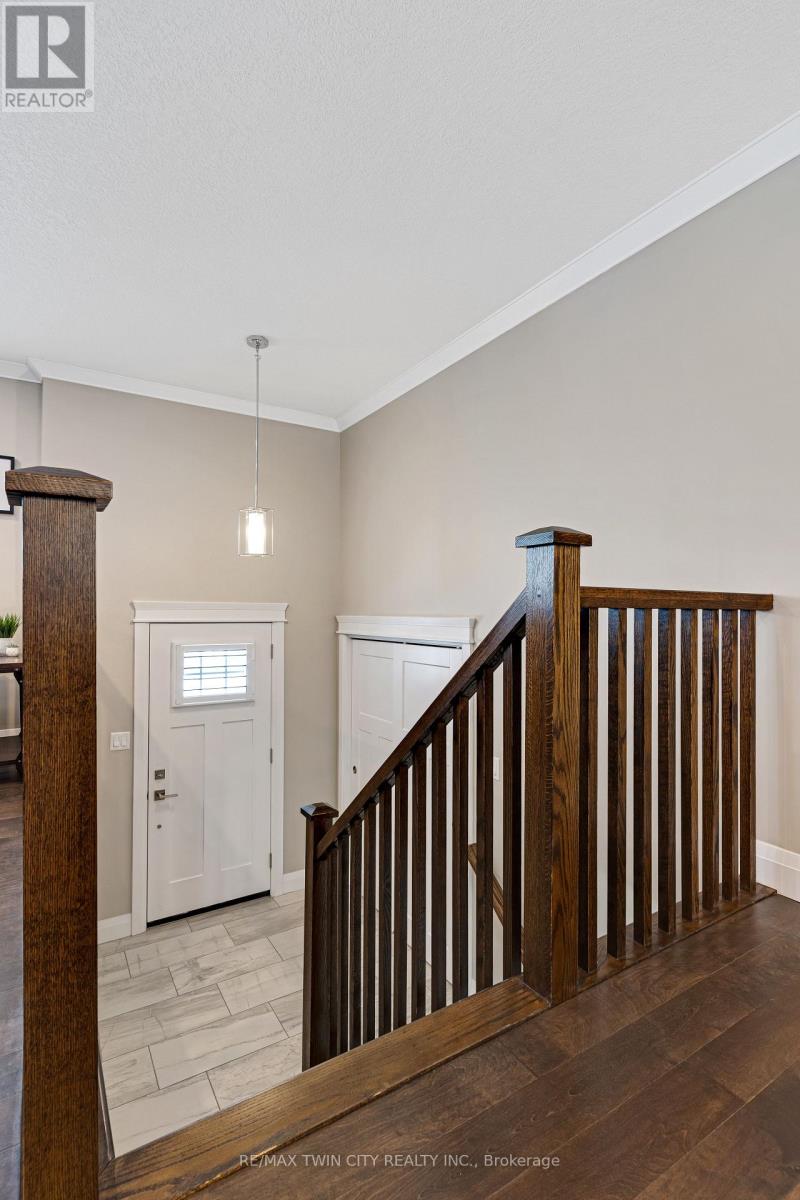 31 Dayman Court, Waterloo, Ontario  N2M 3A1 - Photo 3 - X12798328