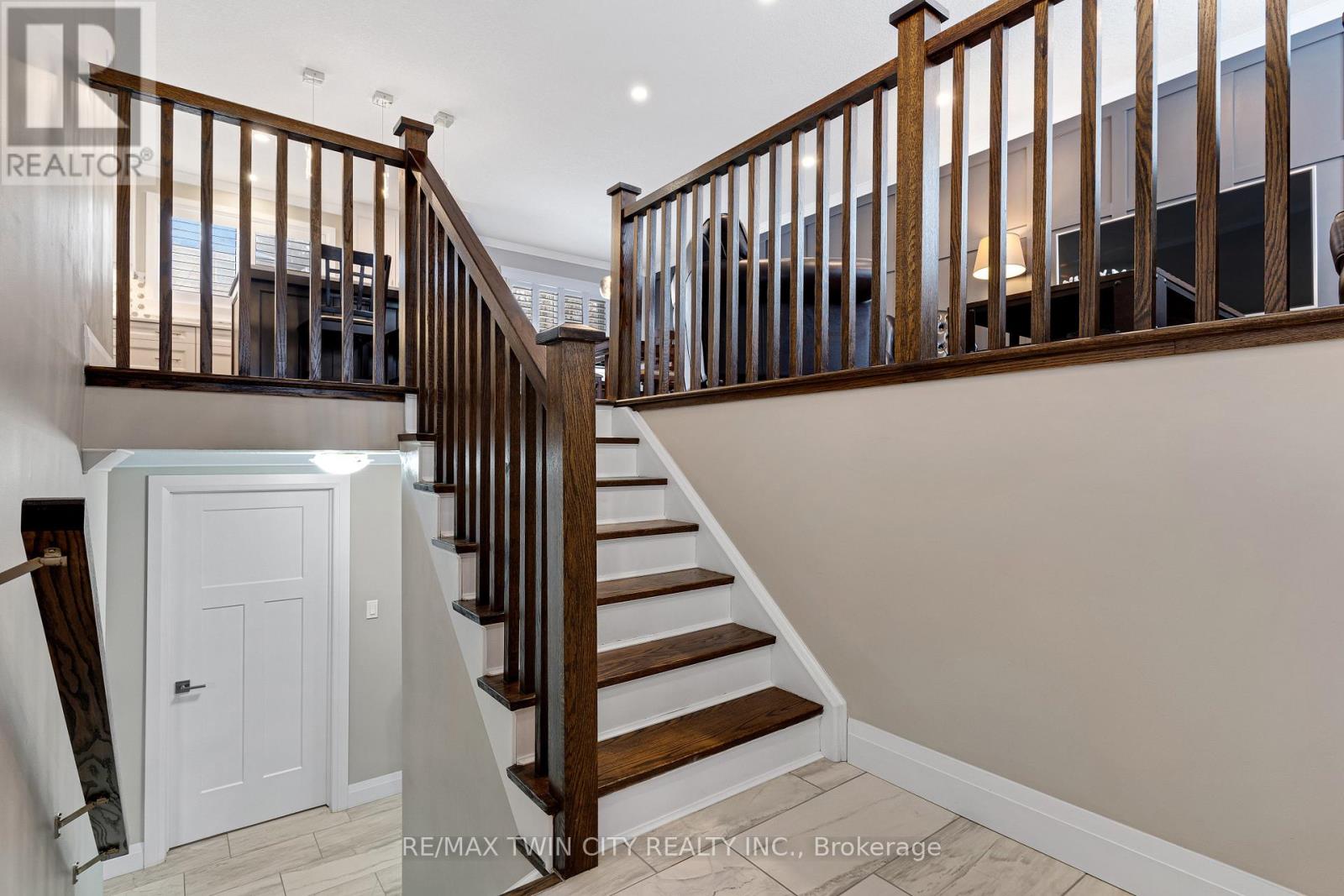 31 Dayman Court, Waterloo, Ontario  N2M 3A1 - Photo 4 - X12798328