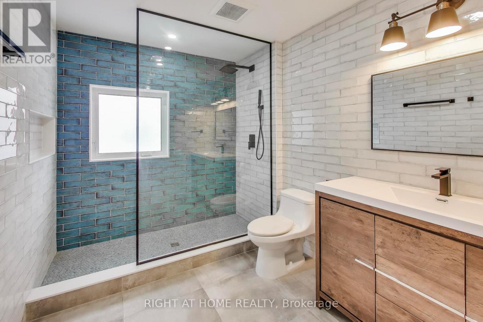 1090 Westmount Avenue, Mississauga, Ontario  L5E 1X7 - Photo 26 - W12779796