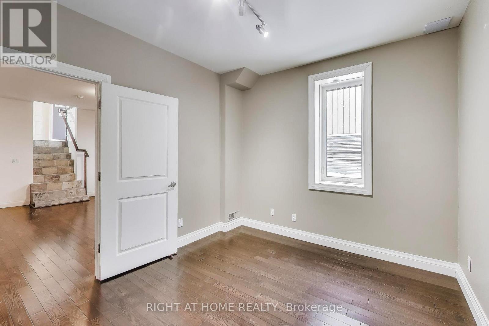 1090 Westmount Avenue, Mississauga, Ontario  L5E 1X7 - Photo 44 - W12779796