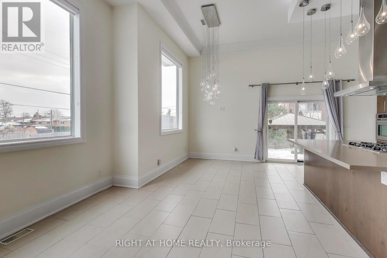 1090 Westmount Avenue, Mississauga, Ontario  L5E 1X7 - Photo 12 - W12779796