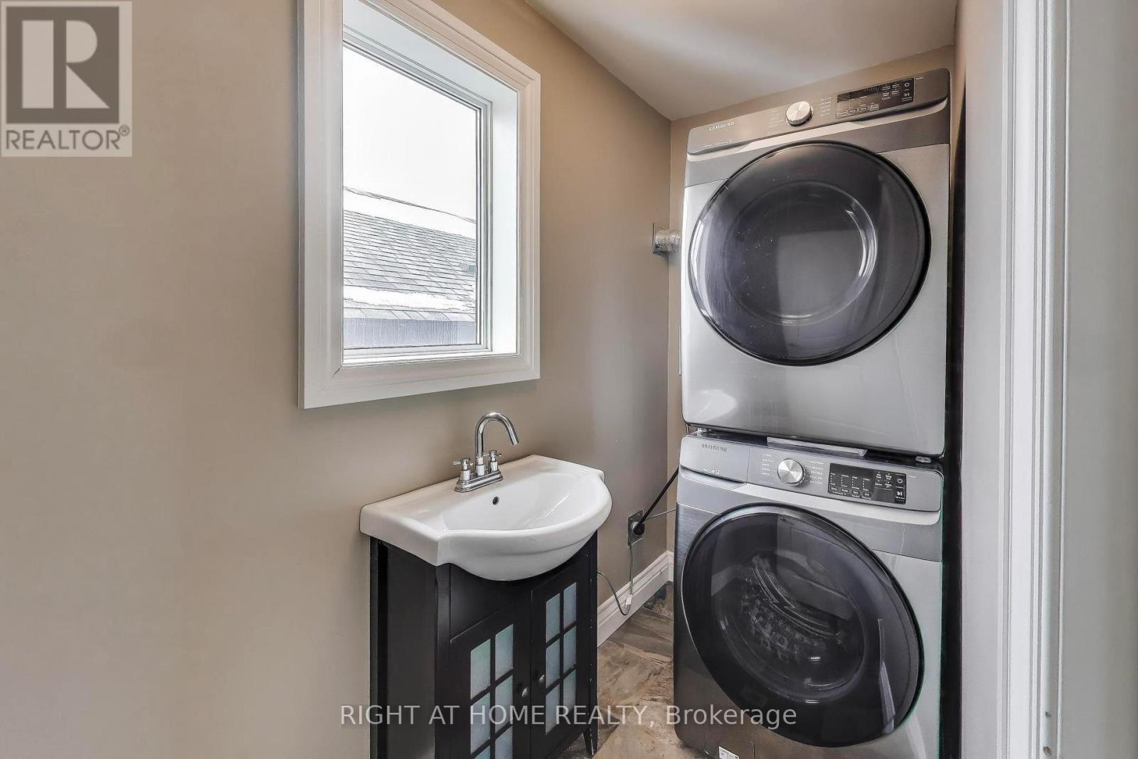 1090 Westmount Avenue, Mississauga, Ontario  L5E 1X7 - Photo 27 - W12779796