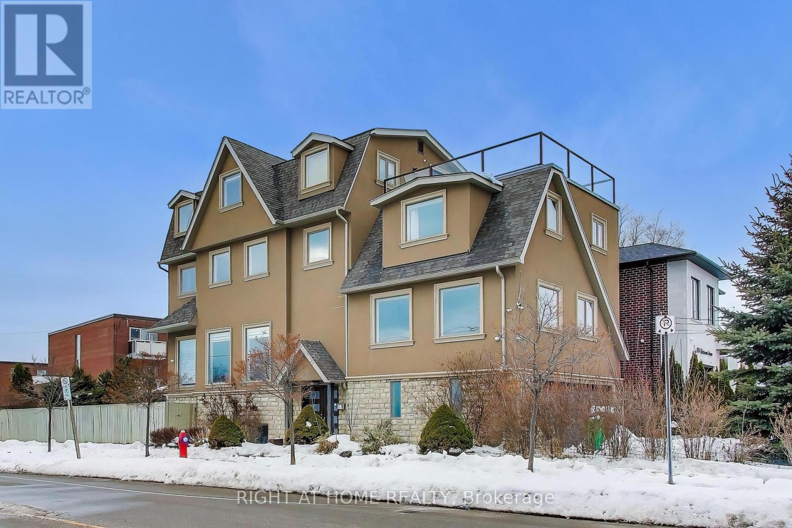 1090 Westmount Avenue, Mississauga, Ontario  L5E 1X7 - Photo 2 - W12779796