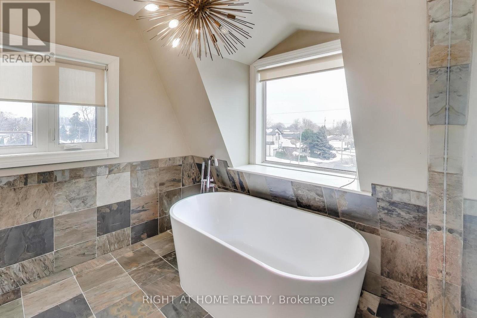 1090 Westmount Avenue, Mississauga, Ontario  L5E 1X7 - Photo 34 - W12779796