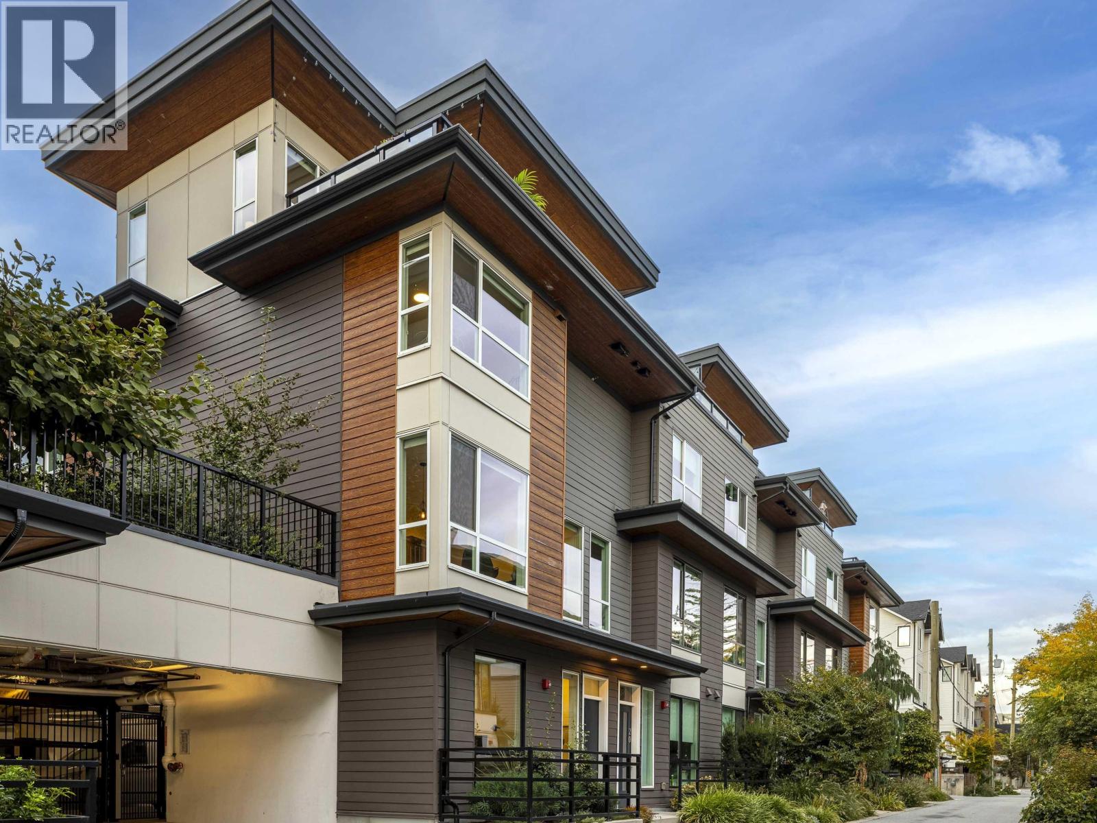 19 533 E 3RD STREET, North Vancouver, British Columbia