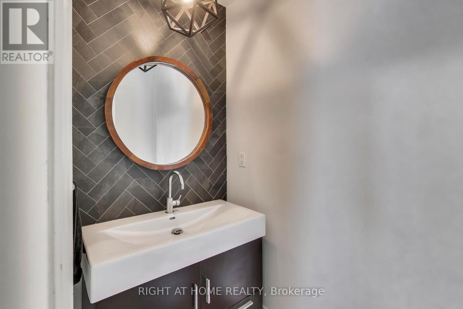 1090 Westmount Avenue, Mississauga, Ontario  L5E 1X7 - Photo 14 - W12779796