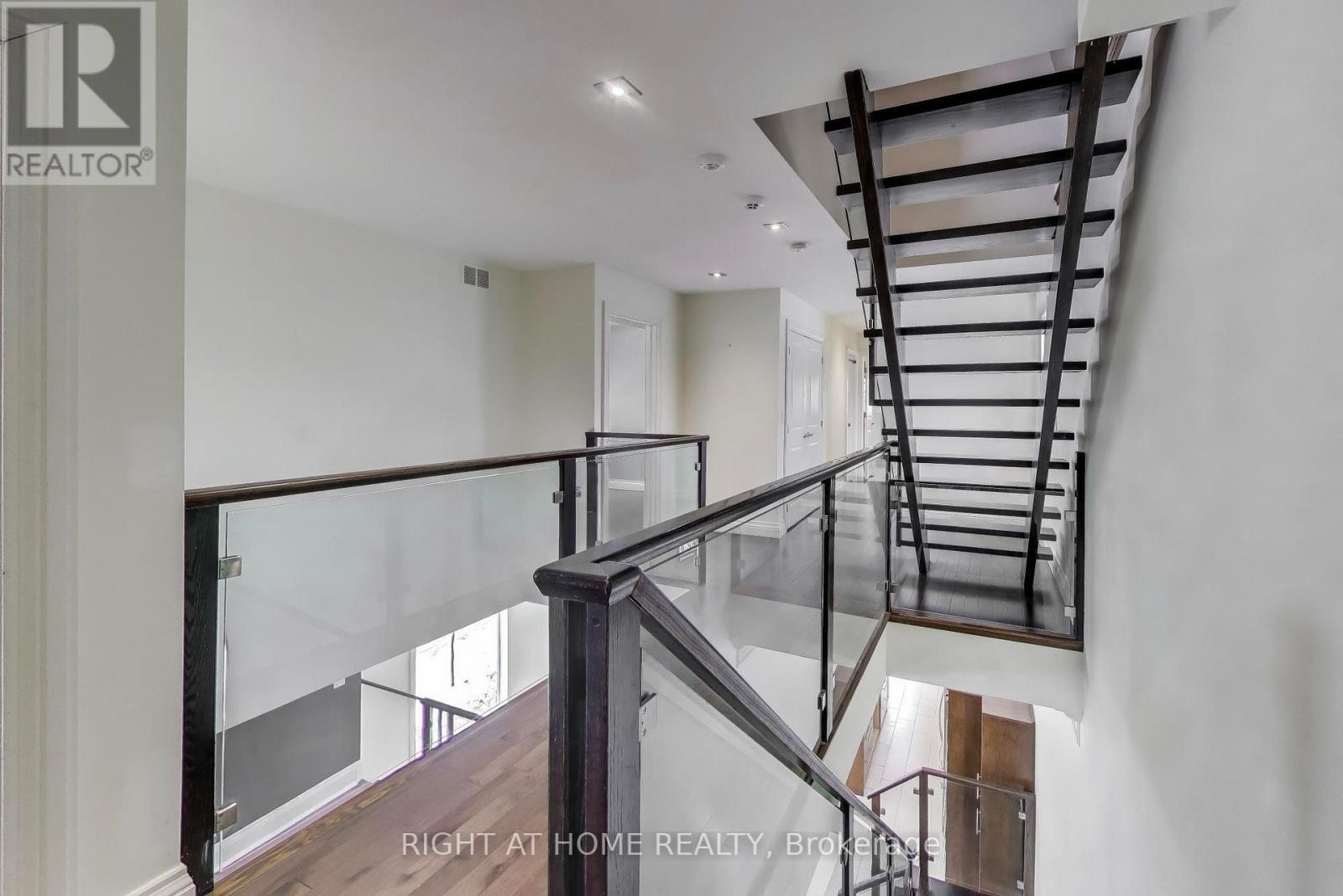 1090 Westmount Avenue, Mississauga, Ontario  L5E 1X7 - Photo 15 - W12779796