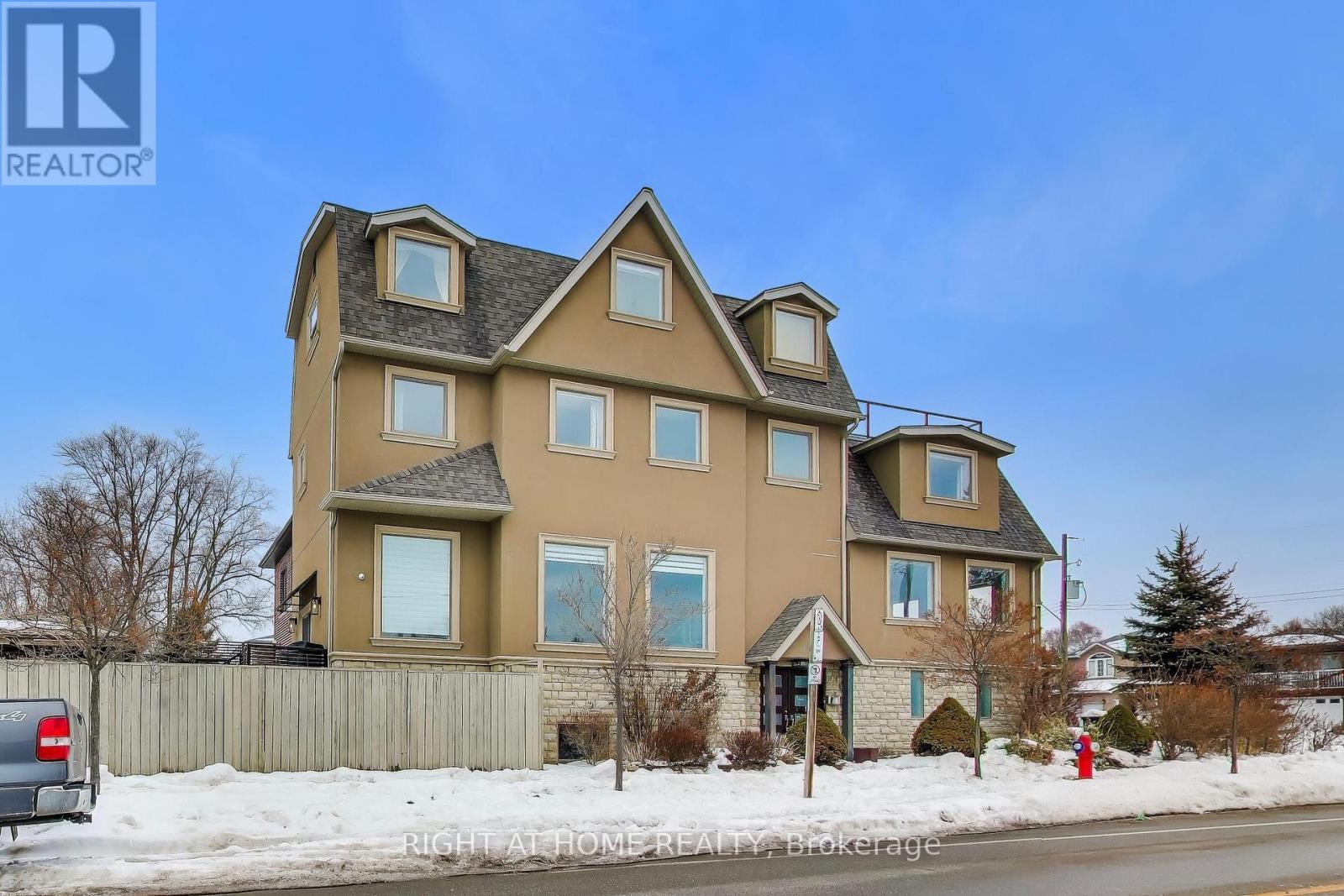 1090 Westmount Avenue, Mississauga, Ontario  L5E 1X7 - Photo 3 - W12779796