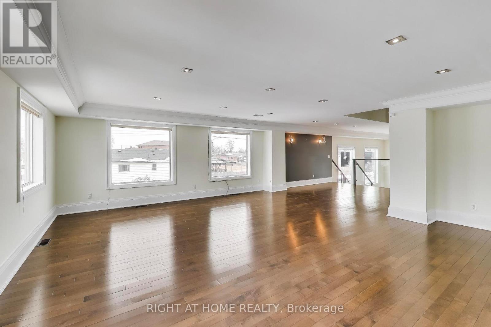 1090 Westmount Avenue, Mississauga, Ontario  L5E 1X7 - Photo 6 - W12779796