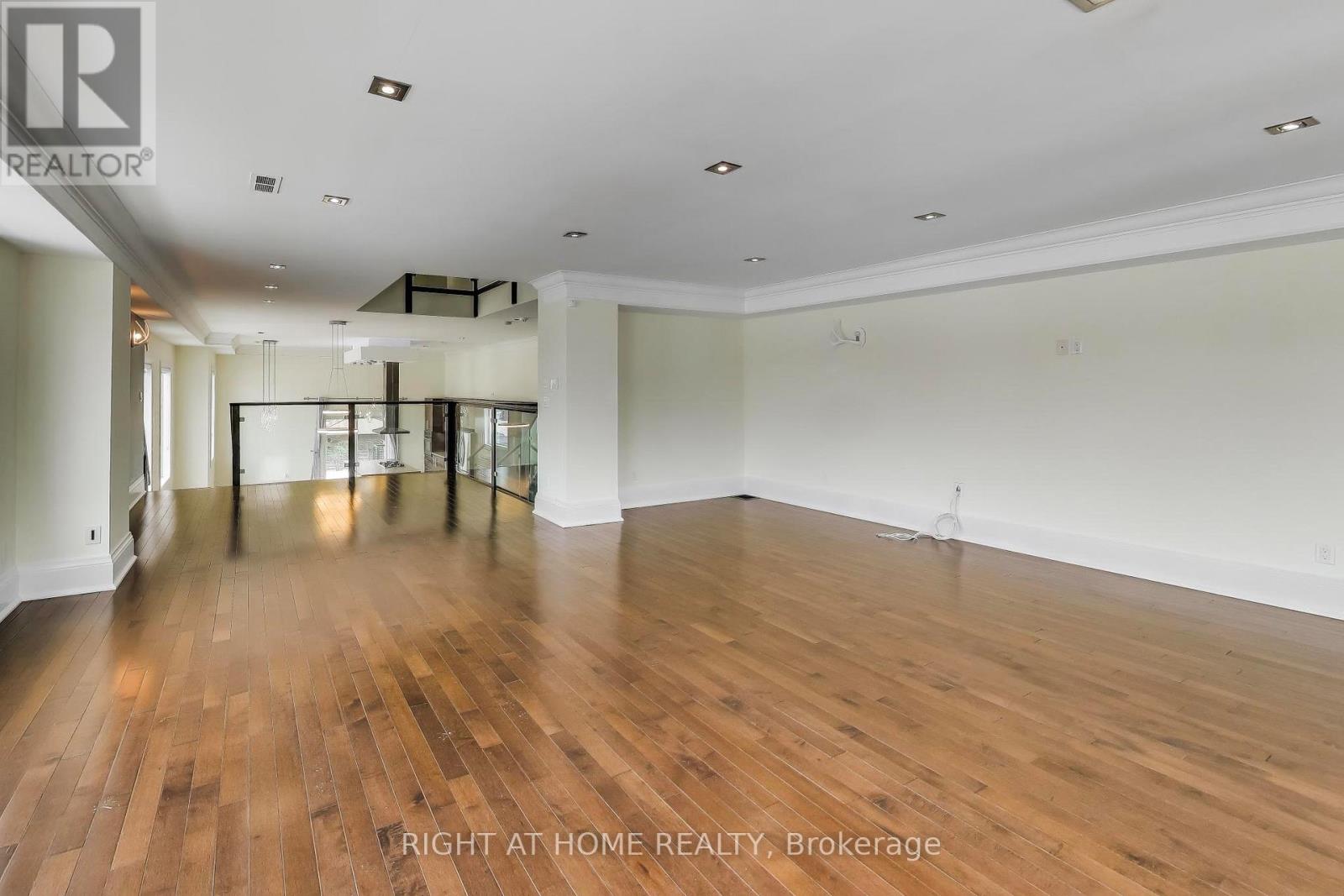 1090 Westmount Avenue, Mississauga, Ontario  L5E 1X7 - Photo 7 - W12779796