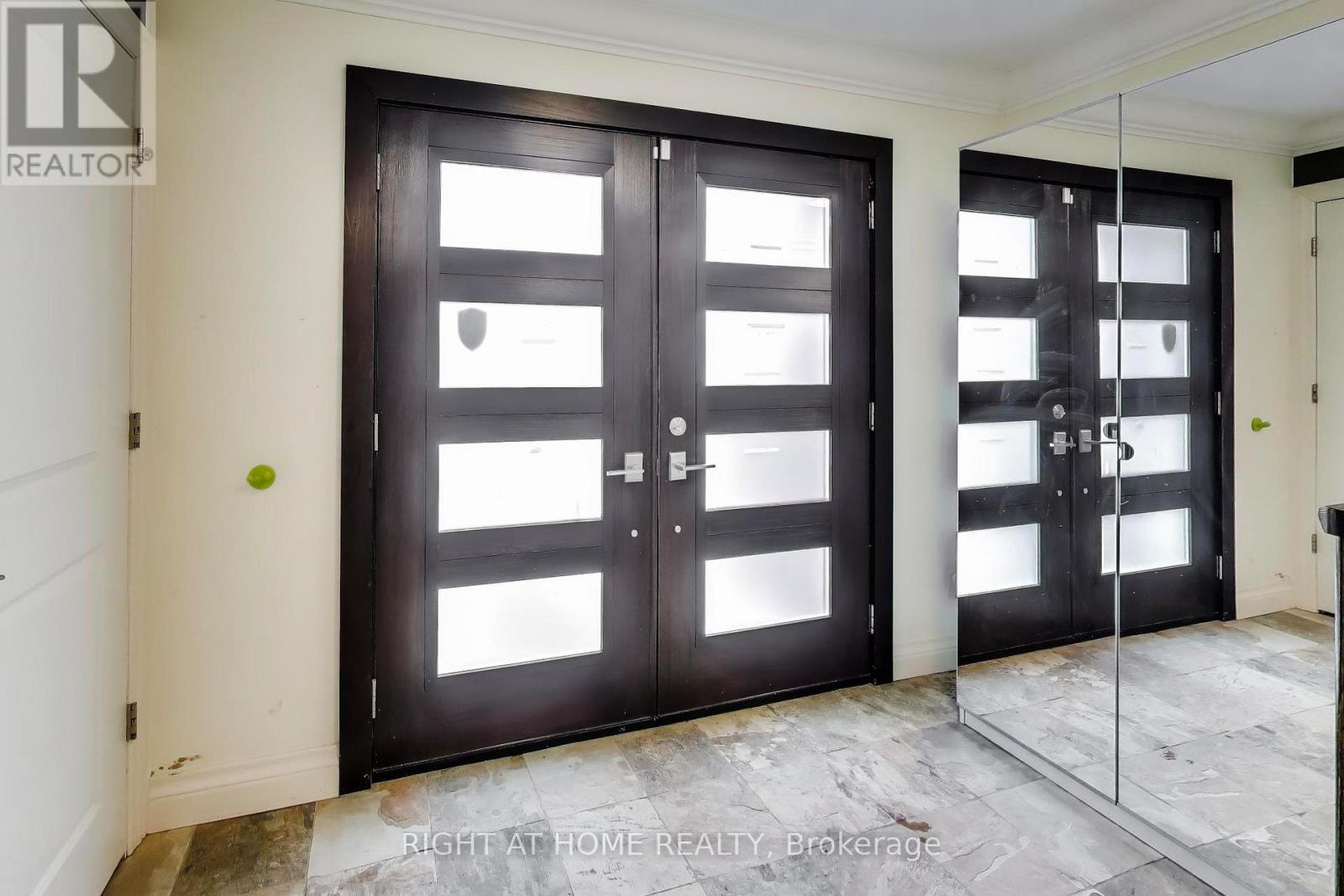 1090 Westmount Avenue, Mississauga, Ontario  L5E 1X7 - Photo 39 - W12779796