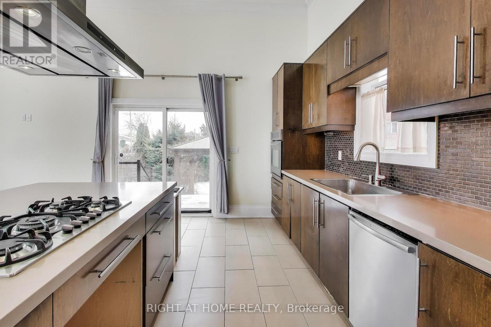 1090 Westmount Avenue, Mississauga, Ontario  L5E 1X7 - Photo 9 - W12779796