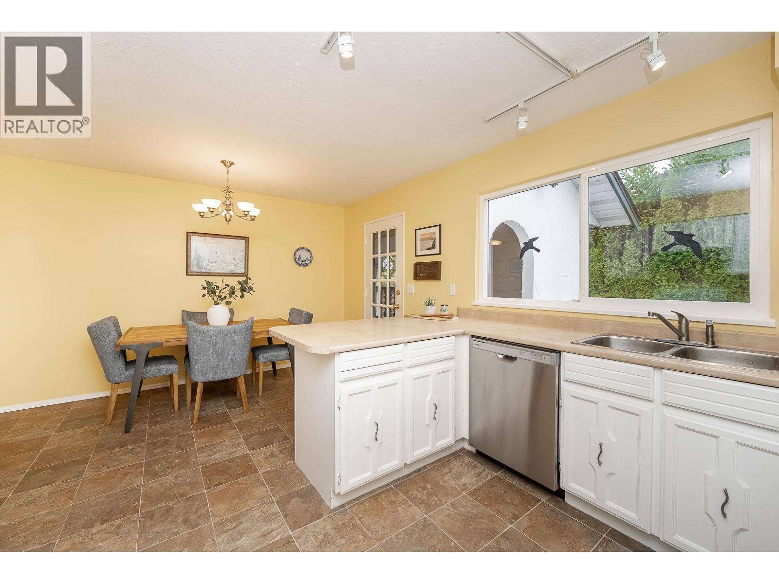 1063 Corona Crescent, Coquitlam, British Columbia  V3J 7J1 - Photo 3 - R3091015