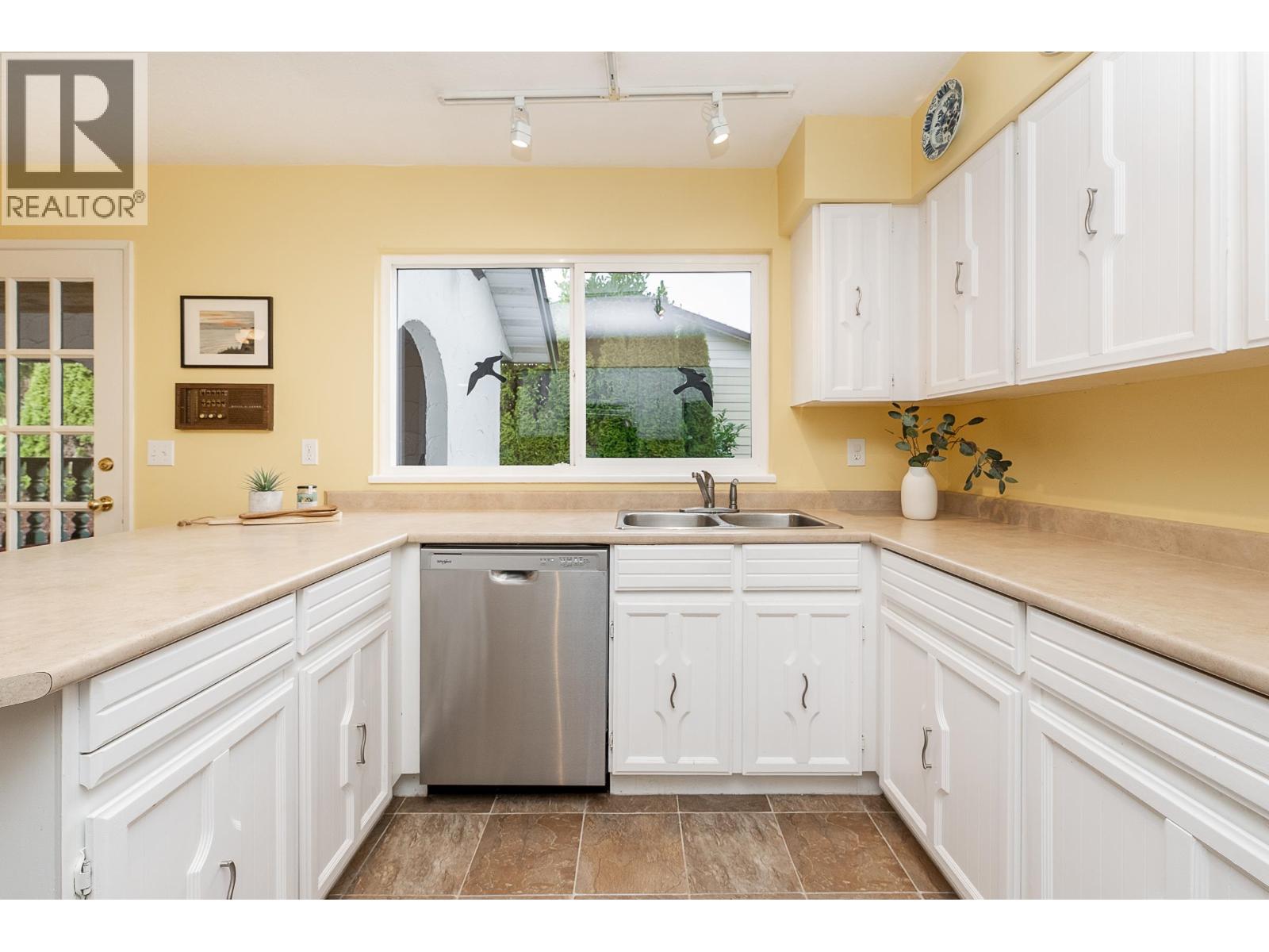 1063 Corona Crescent, Coquitlam, British Columbia  V3J 7J1 - Photo 4 - R3091015