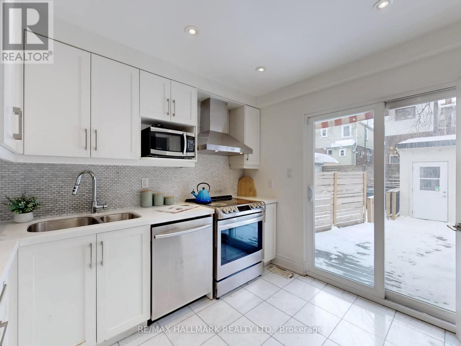 115 Hiltz Avenue, Toronto, Ontario  M4L 2N7 - Photo 12 - E12798460