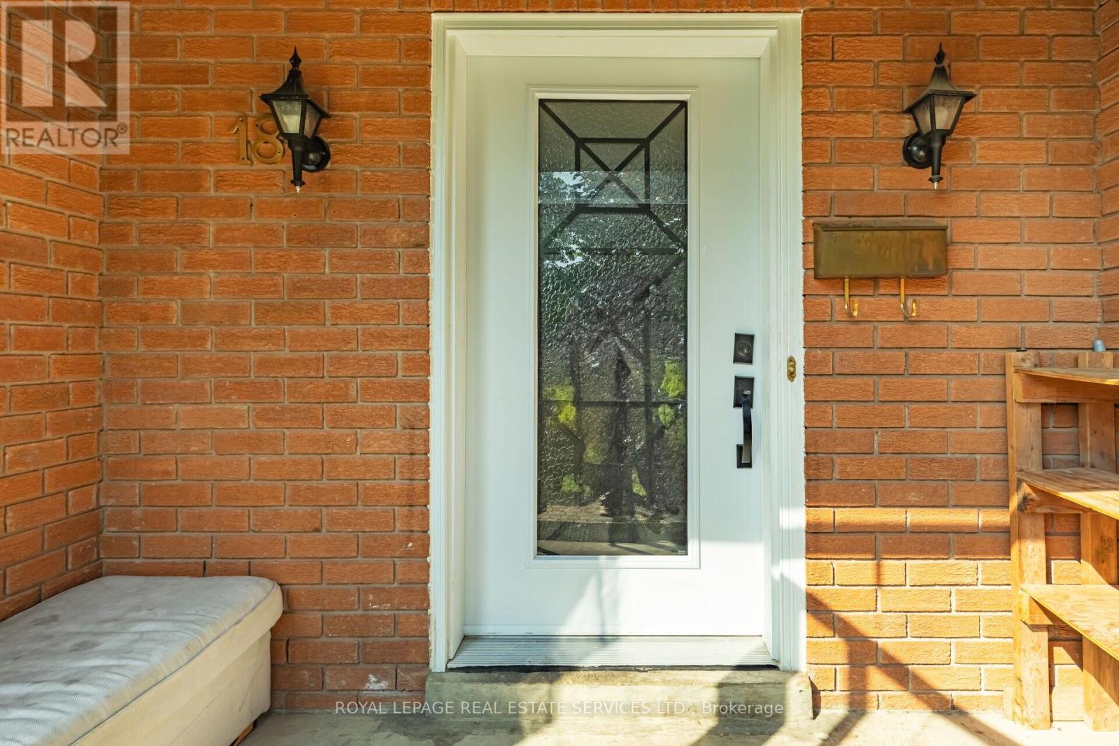 18 Tremont Court, Brampton, Ontario  L6Z 4C8 - Photo 3 - W12798422