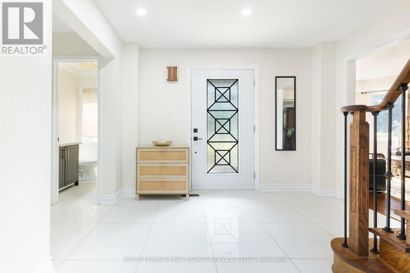 18 Tremont Court, Brampton, Ontario  L6Z 4C8 - Photo 5 - W12798422