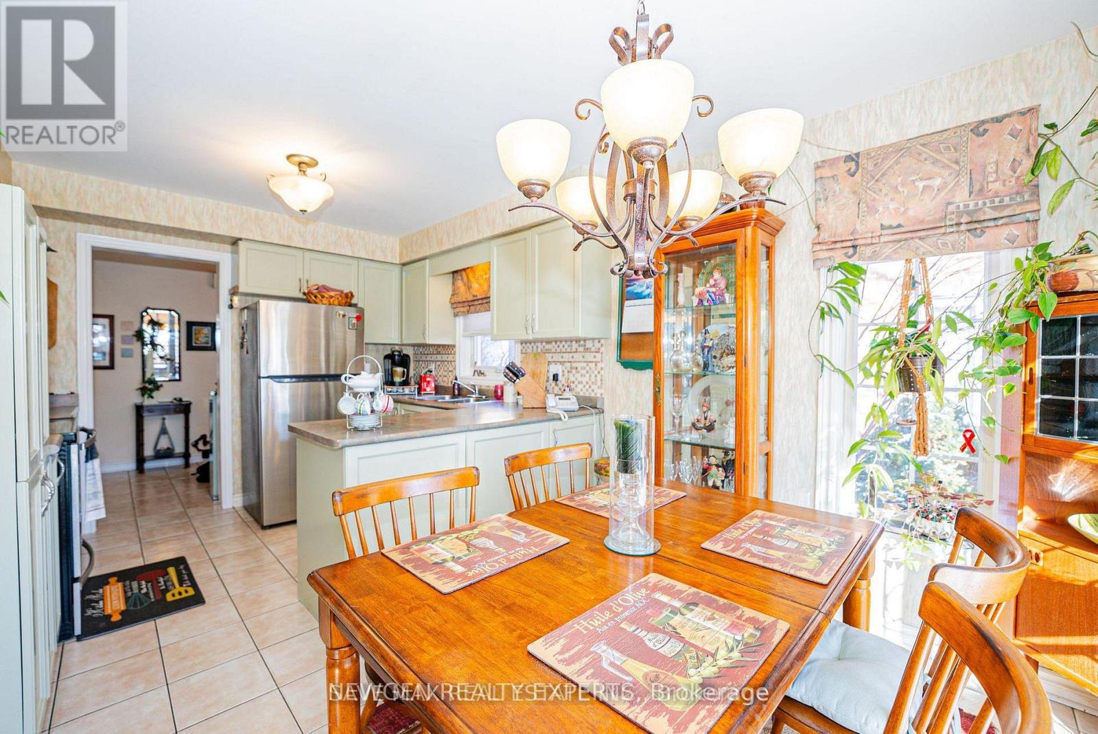 13 Pressed Brick Drive, Brampton, Ontario  L6V 4K8 - Photo 12 - W12798494