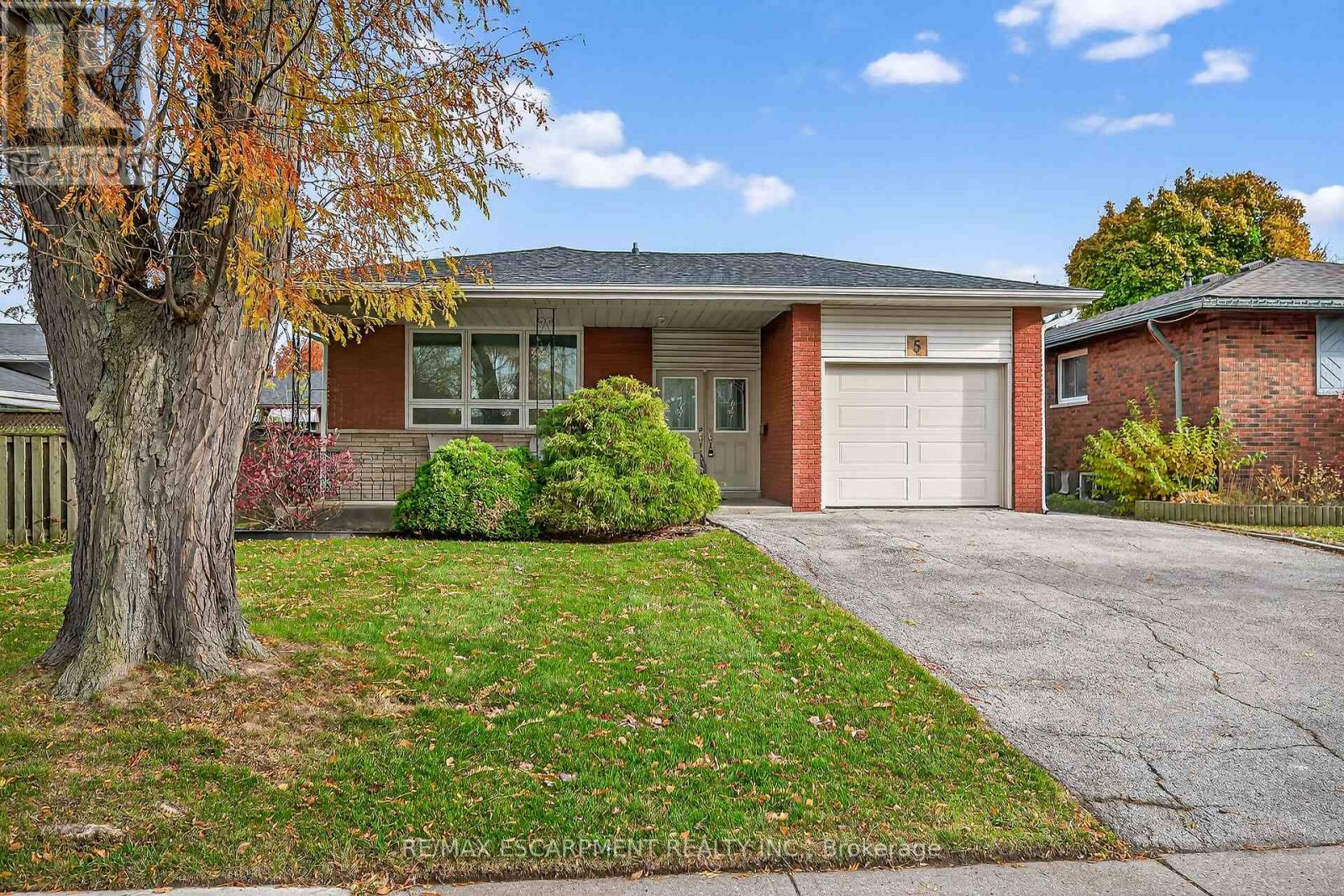 5 Mountbatten Drive, Hamilton, Ontario  L9C 3V2 - Photo 2 - X12798526