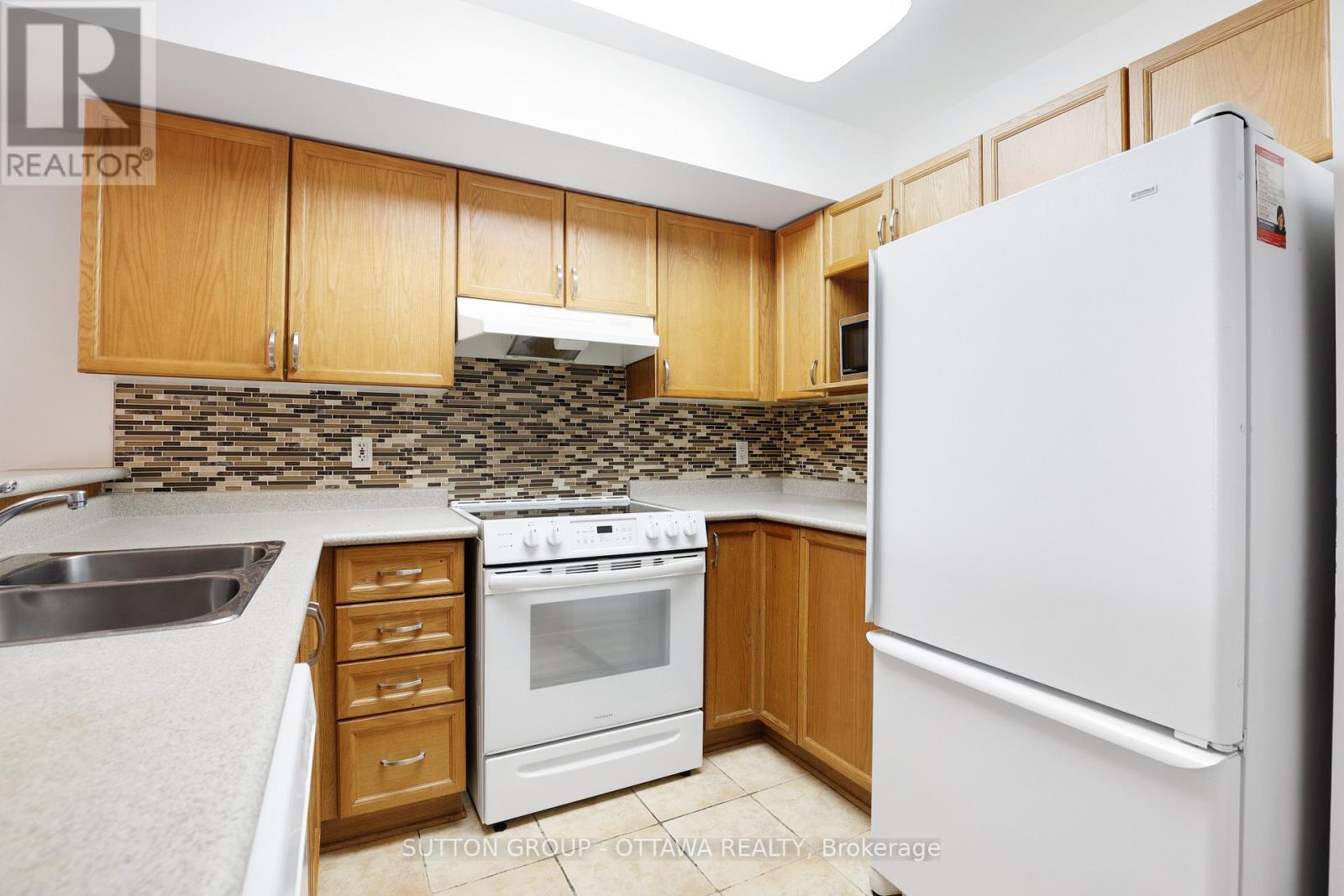 115 Tall Pines Private, Ottawa, Ontario  K2H 1H1 - Photo 19 - X12798658