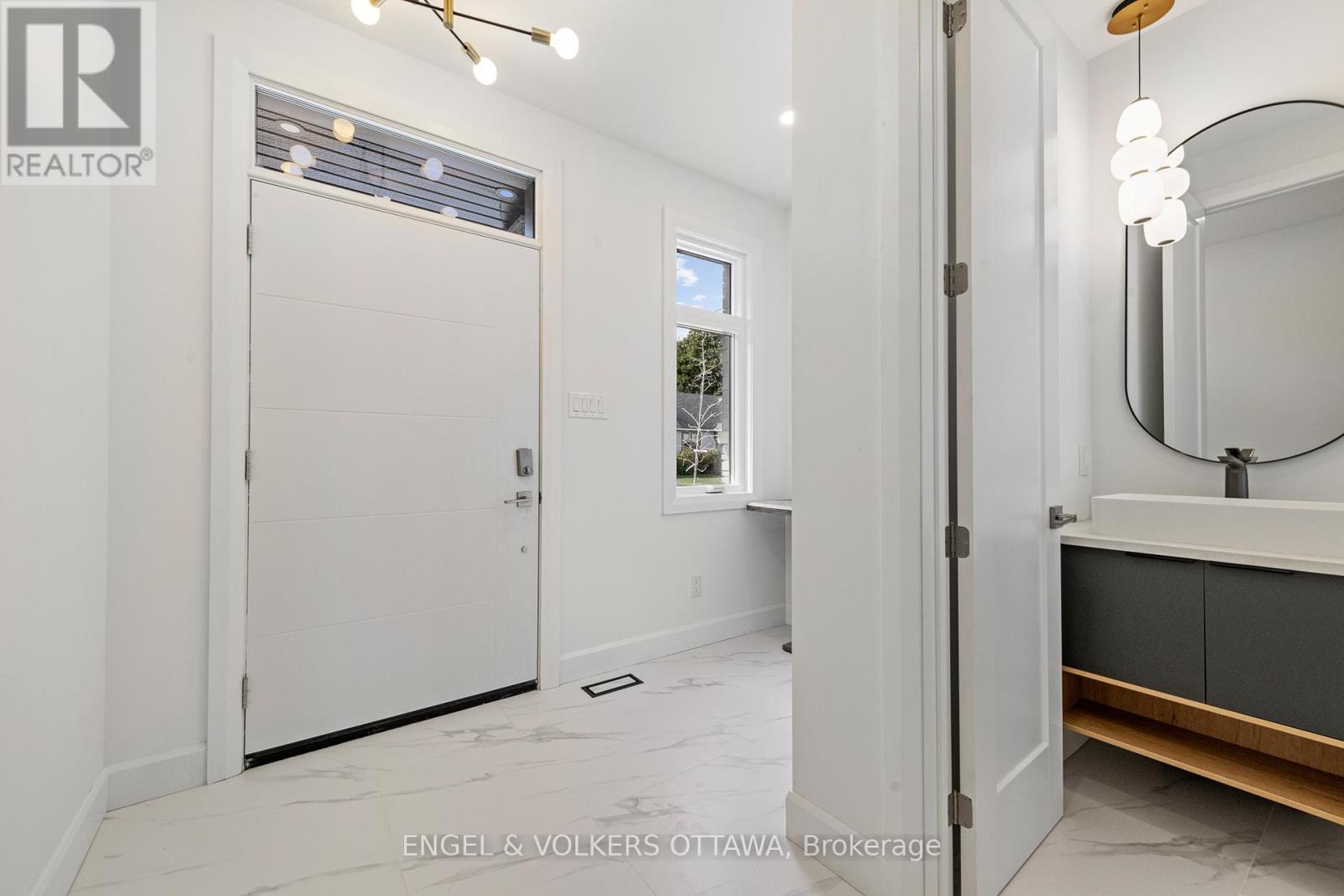 493 Highcroft Avenue, Ottawa, Ontario  K1Z 5J3 - Photo 2 - X12798796