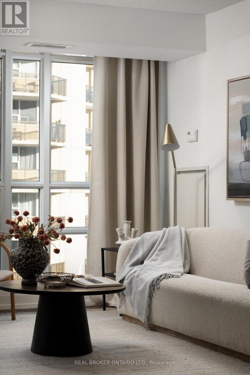 704 - 900 Mount Pleasant Road, Toronto, Ontario  M4P 3J9 - Photo 2 - C12798678