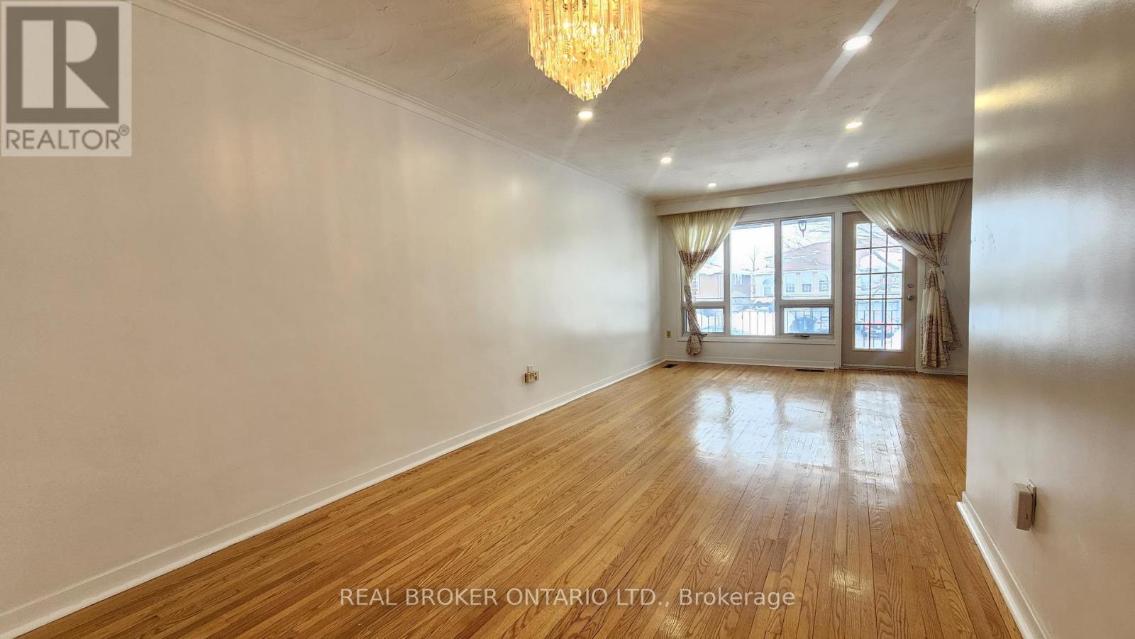 Upper - 214 Fairglen Avenue, Toronto, Ontario  M1W 1B1 - Photo 2 - E12798588