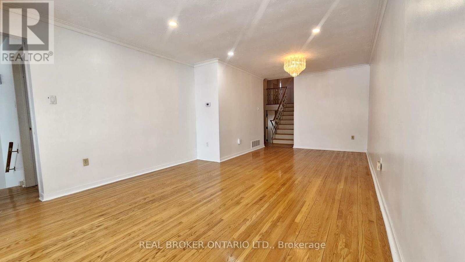 Upper - 214 Fairglen Avenue, Toronto, Ontario  M1W 1B1 - Photo 3 - E12798588