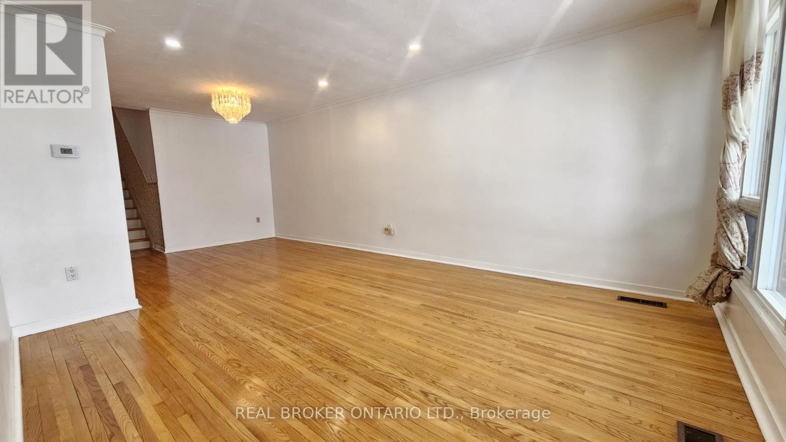 Upper - 214 Fairglen Avenue, Toronto, Ontario  M1W 1B1 - Photo 5 - E12798588