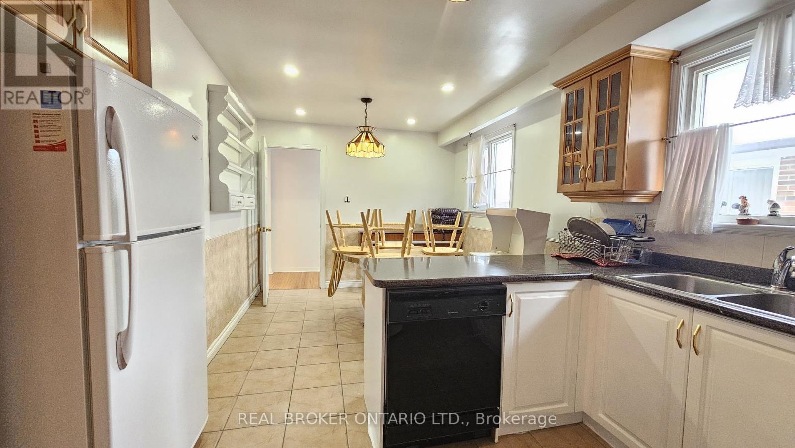 Upper - 214 Fairglen Avenue, Toronto, Ontario  M1W 1B1 - Photo 8 - E12798588