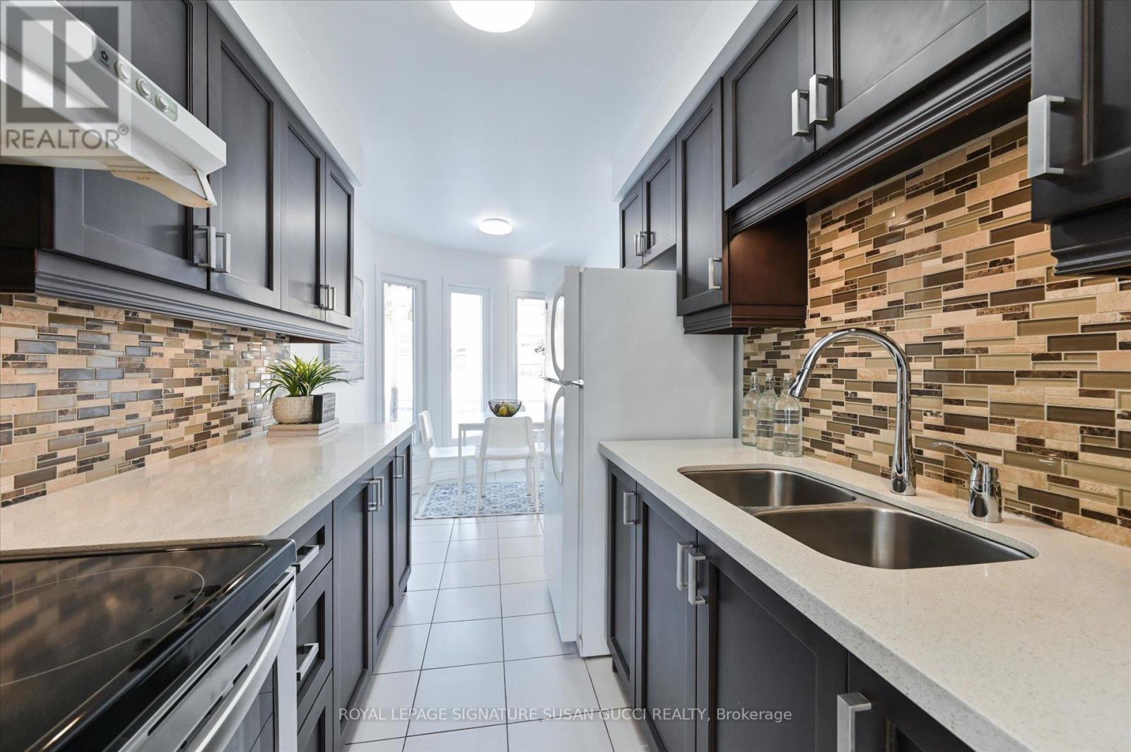 1042 Victoria Park Avenue, Toronto, Ontario  M4B 2K1 - Photo 11 - E12798600