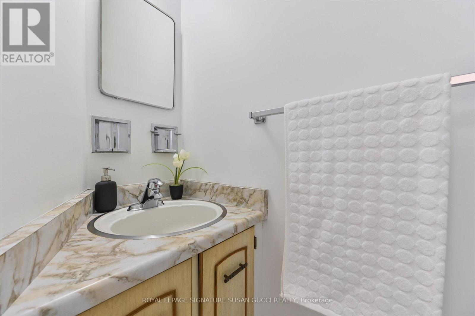 1042 Victoria Park Avenue, Toronto, Ontario  M4B 2K1 - Photo 13 - E12798600