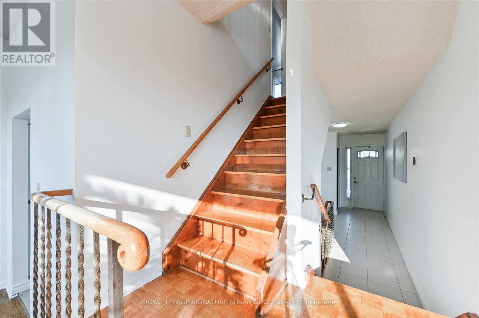 1042 Victoria Park Avenue, Toronto, Ontario  M4B 2K1 - Photo 14 - E12798600