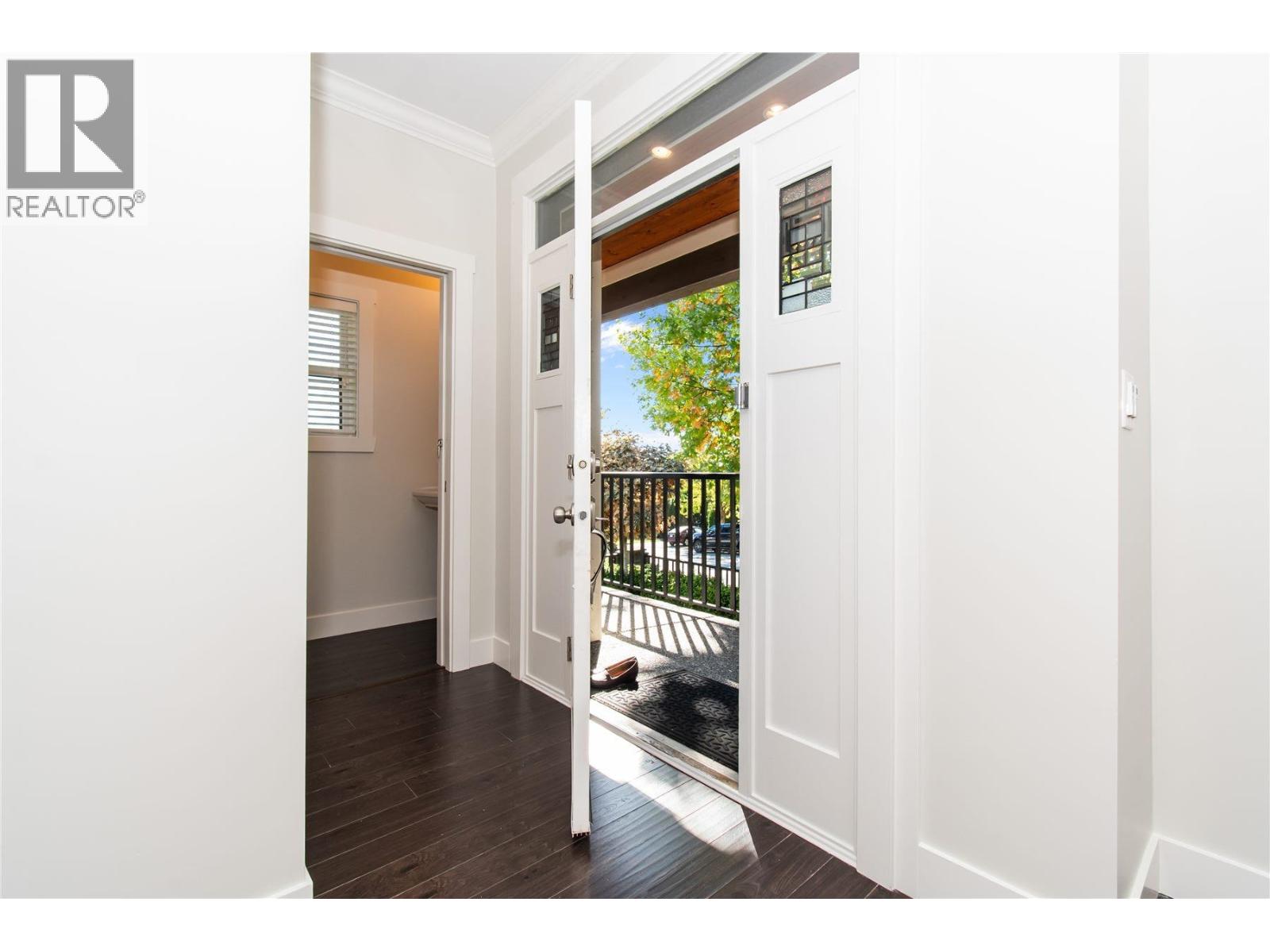 627 Thirteenth Street, New Westminster, British Columbia  V3M 4M3 - Photo 2 - R3090027