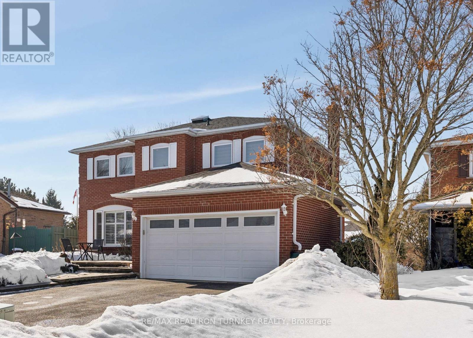 58 Howlett Avenue, Newmarket, Ontario  L3Y 5S5 - Photo 3 - N12798634