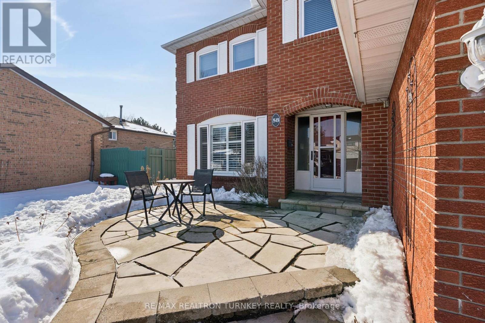 58 Howlett Avenue, Newmarket, Ontario  L3Y 5S5 - Photo 4 - N12798634