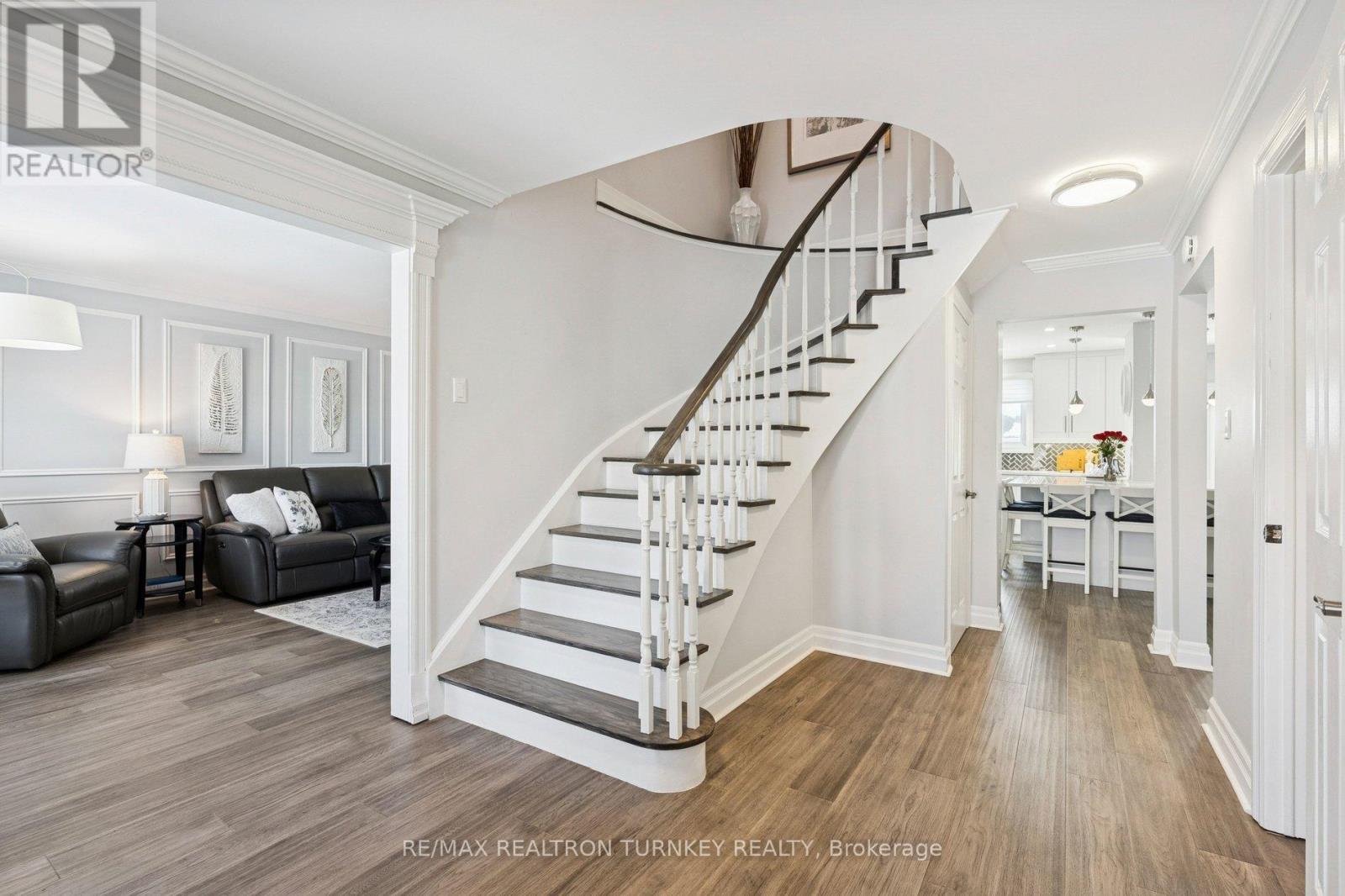 58 Howlett Avenue, Newmarket, Ontario  L3Y 5S5 - Photo 6 - N12798634