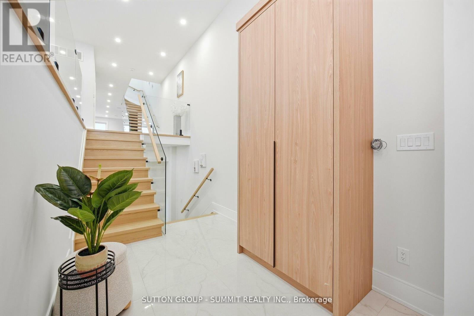 1228 Alexandra Avenue, Mississauga, Ontario  L5E 2A5 - Photo 6 - W12798610