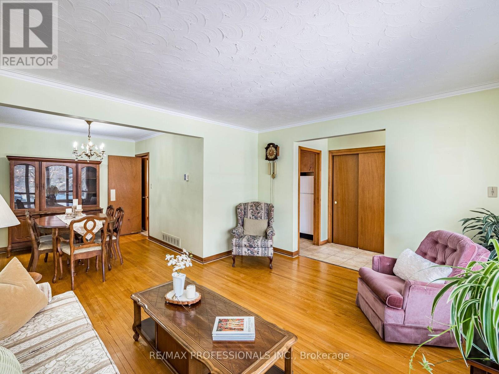 48 Haliburton Avenue, Toronto, Ontario  M9B 4Y4 - Photo 10 - W12798682