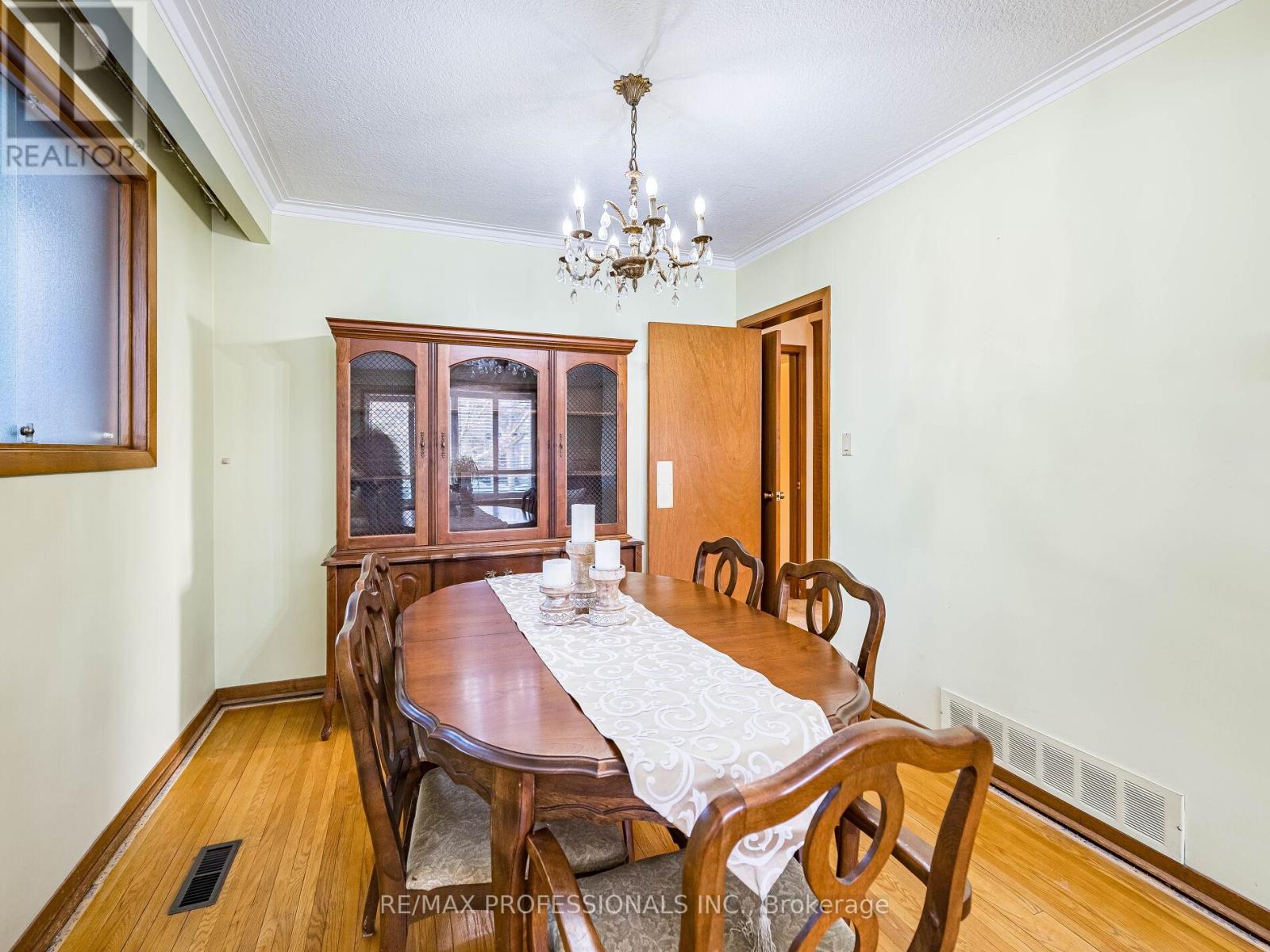 48 Haliburton Avenue, Toronto, Ontario  M9B 4Y4 - Photo 12 - W12798682