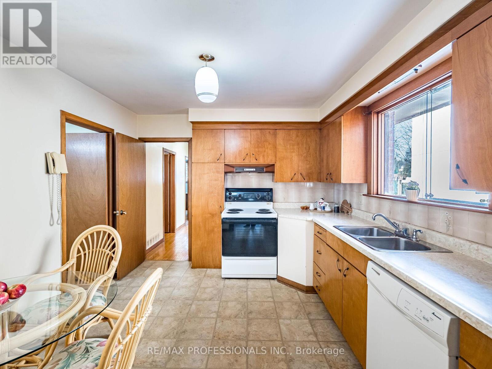 48 Haliburton Avenue, Toronto, Ontario  M9B 4Y4 - Photo 14 - W12798682