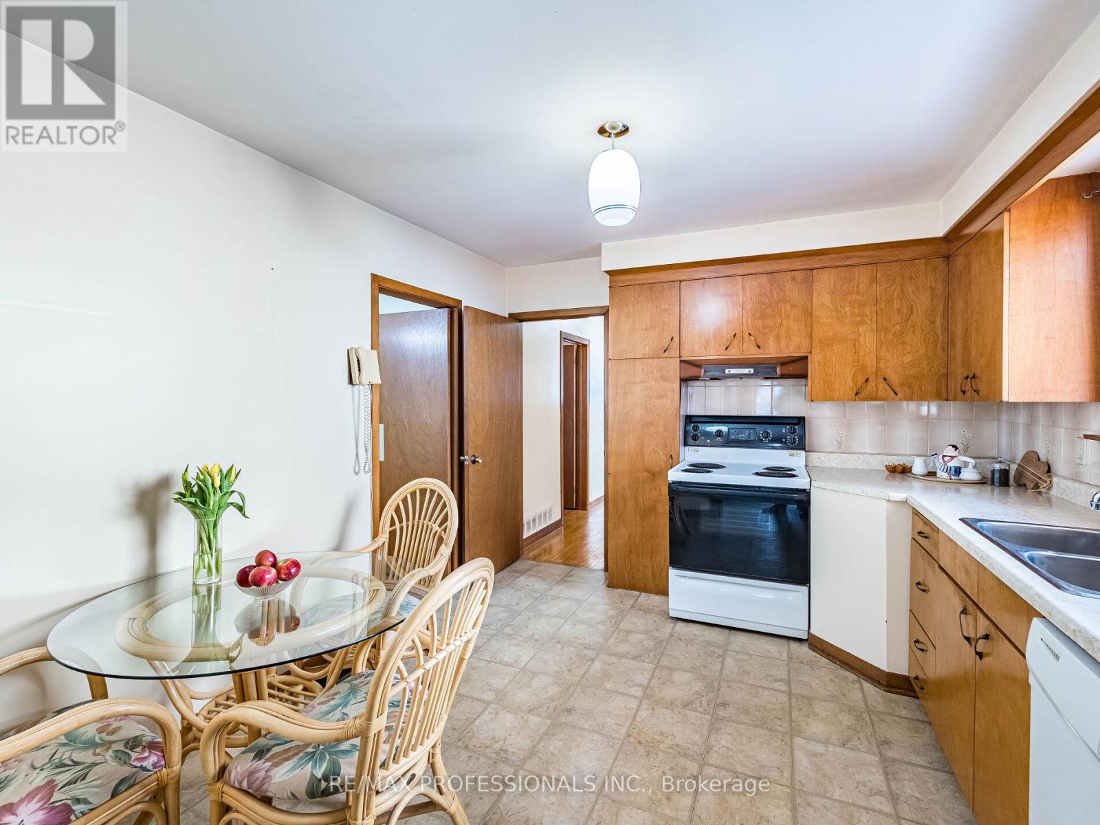 48 Haliburton Avenue, Toronto, Ontario  M9B 4Y4 - Photo 15 - W12798682