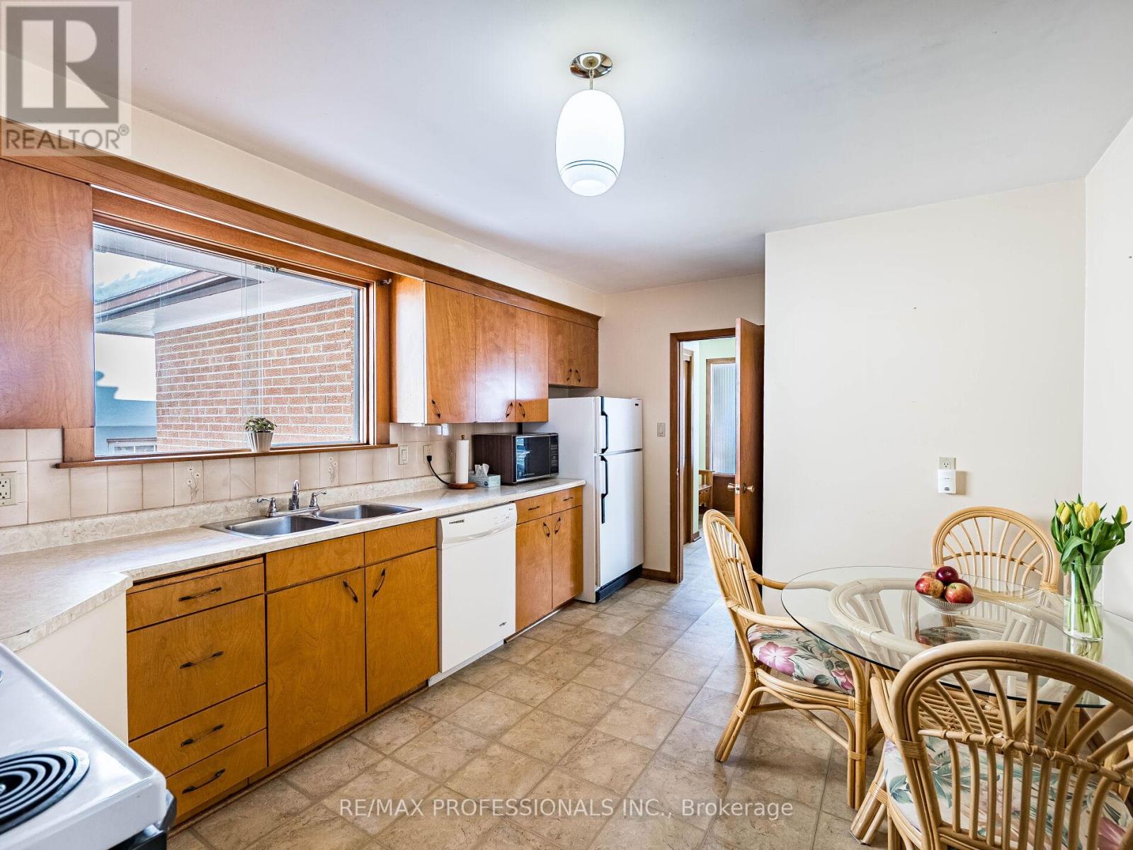 48 Haliburton Avenue, Toronto, Ontario  M9B 4Y4 - Photo 16 - W12798682