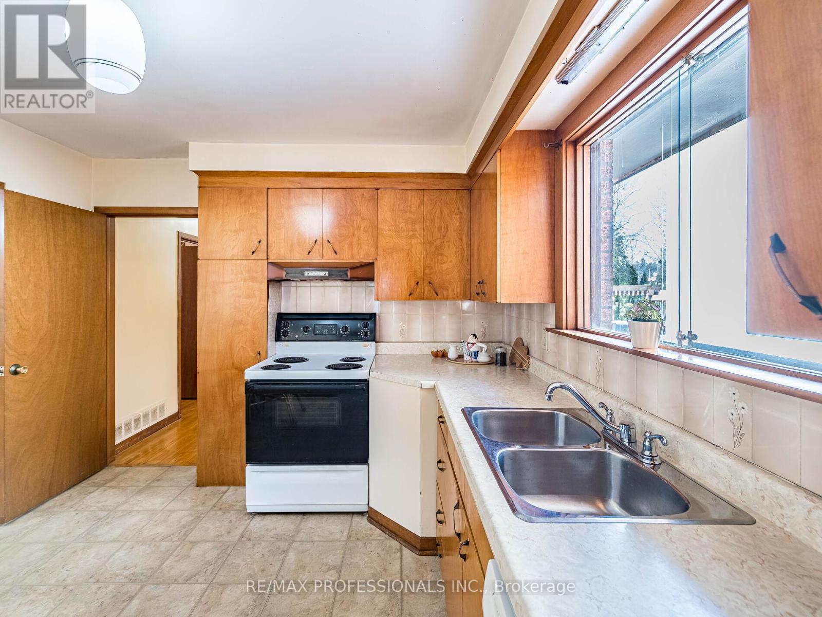 48 Haliburton Avenue, Toronto, Ontario  M9B 4Y4 - Photo 17 - W12798682